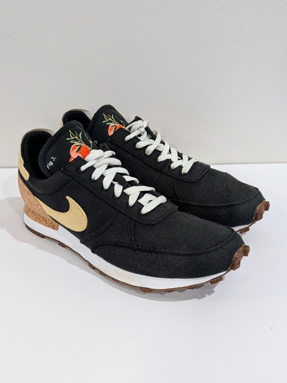 NIKE Daybreak Type "Cork-Pomegranate" Sneaker 10.5 Men's Black Canvas Tan